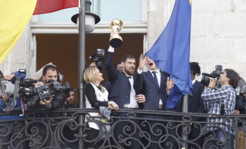 El Real Madrid, campeón de la Copa del Rey de Baloncesto, visita la sede de la Comunidad de Madrid