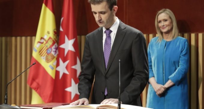 El nuevo director de Radio Televisión Madrid toma de posesión de su cargo ante Cristina Cifuentes