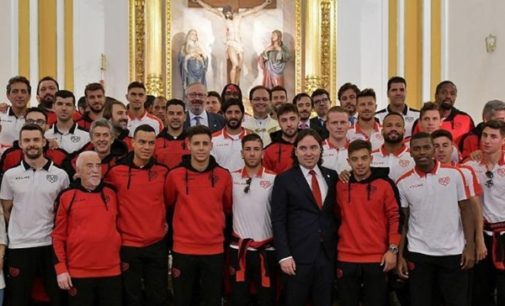 El Rayo Vallecano realiza una ofrenda floral a la Virgen del Carmen tras su vuelta a Primera División