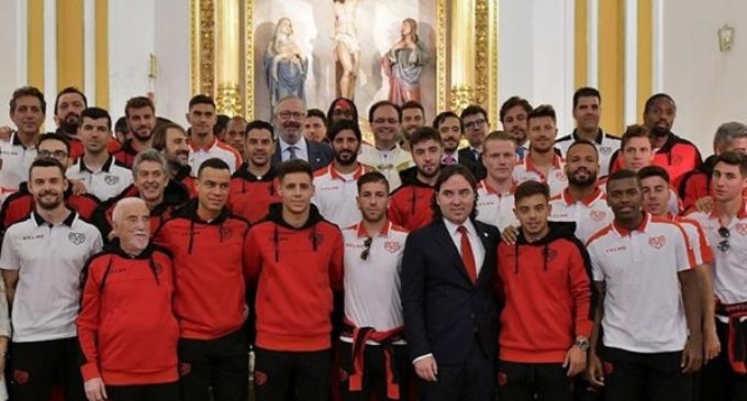 El Rayo Vallecano realiza una ofrenda floral a la Virgen del Carmen tras su vuelta a Primera División