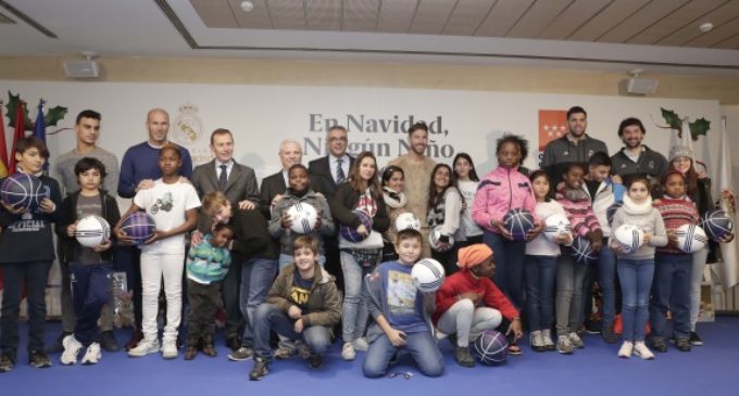 Los menores tutelados de la Comunidad reciben regalos navideños de la Fundación Real Madrid