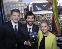 Cristina Cifuentes da la enhorabuena al Real Madrid de baloncesto, campeón de nuevo de la Copa del Rey