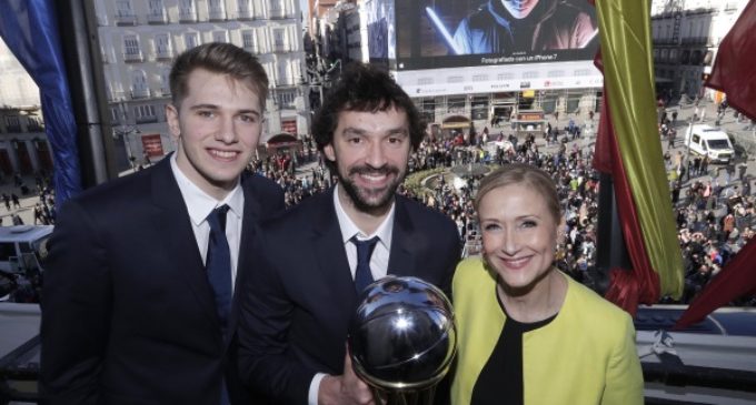 Cristina Cifuentes da la enhorabuena al Real Madrid de baloncesto, campeón de nuevo de la Copa del Rey
