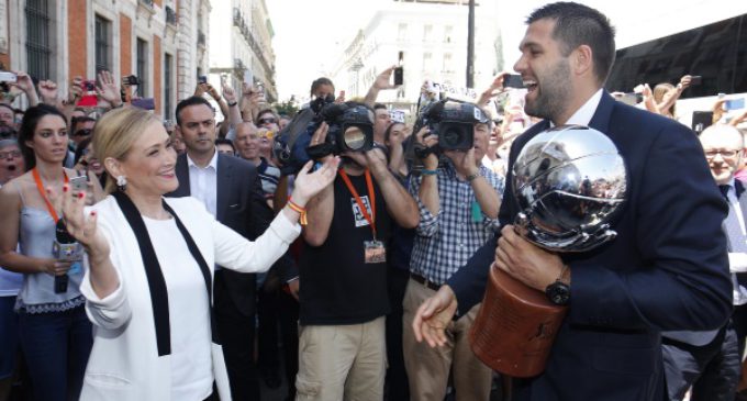 Cifuentes da la enhorabuena al Real Madrid de baloncesto campeón de Liga y a todo el deporte madrileño por sus triunfos