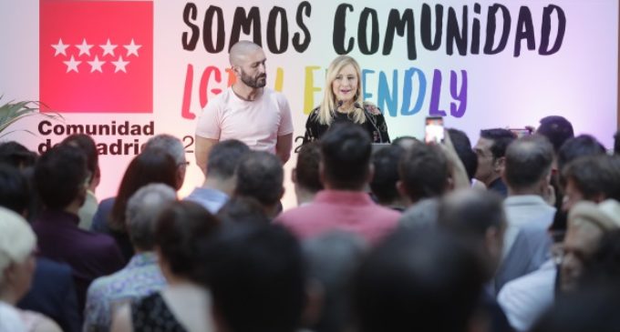 La presidenta regional mantiene un encuentro con miembros del colectivo LGTBI madrileño en la Real Casa de Correos