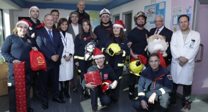 Los bomberos de la Comunidad llevarán regalos esta Navidad a cerca de 700 niños hospitalizados