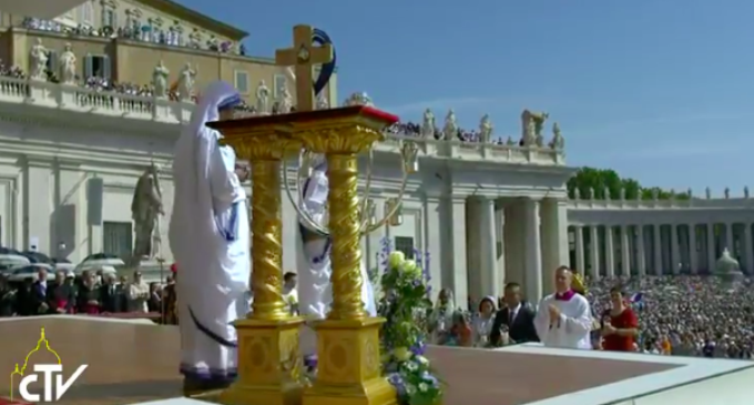 Madre Teresa ya es santa. 120 mil personas en la plaza de san Pedro, testigos del gran evento del Año de la misericordia