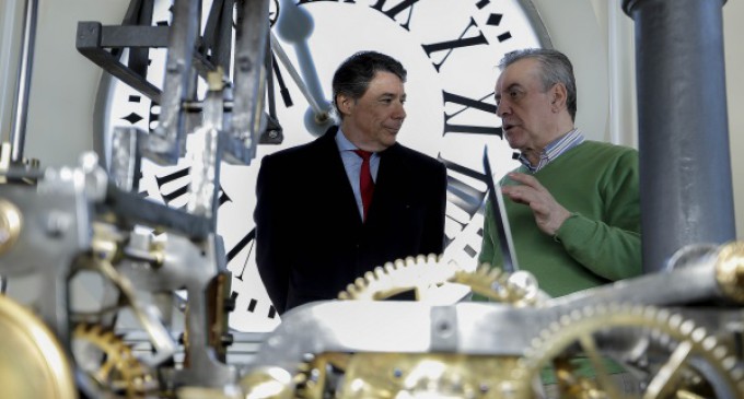 Homenaje a los relojeros de la Puerta del Sol a pocas horas de las Campanadas del paso a 2015