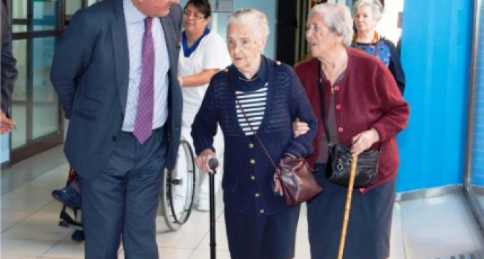 De Foxá felicita a una centenaria en la residencia de mayores Valle de la Oliva