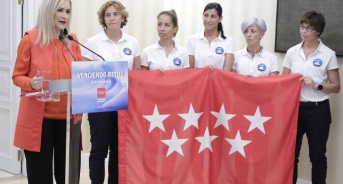 Cifuentes recibe a las cinco mujeres que participan este año en el “Reto Pelayo Vida”