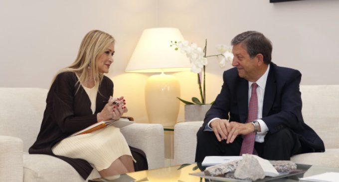 La presidenta de la Comunidad recibe al alcalde de Villanueva de la Cañada y al de Coslada