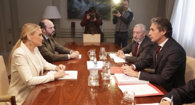 Cifuentes plantea a Fomento la necesidad de mejorar la movilidad y el transporte público en la región