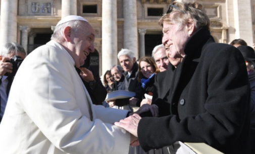 Robert Redford saluda al Papa Francisco