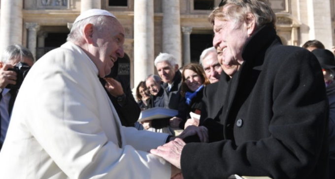 Robert Redford saluda al Papa Francisco