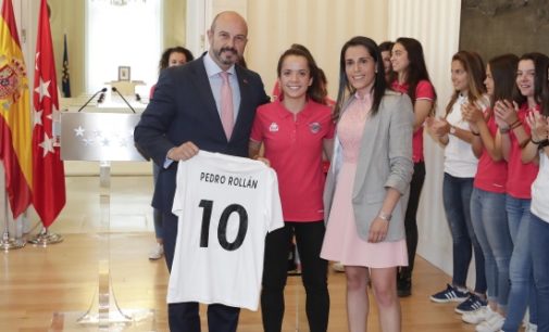 Rollán rinde homenaje al CD Tacón tras su ascenso a la Liga Iberdrola de fútbol femenino