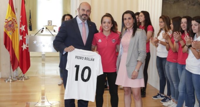 Rollán rinde homenaje al CD Tacón tras su ascenso a la Liga Iberdrola de fútbol femenino