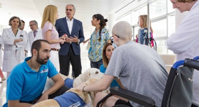 Ruiz Escudero asiste en el Marañón a una sesión del programa de acompañamiento con perros para niños hospitalizados