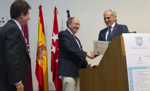 Ruiz Escudero, en la entrega del premio Fernández-Cruz al biólogo británico Gregory Winter