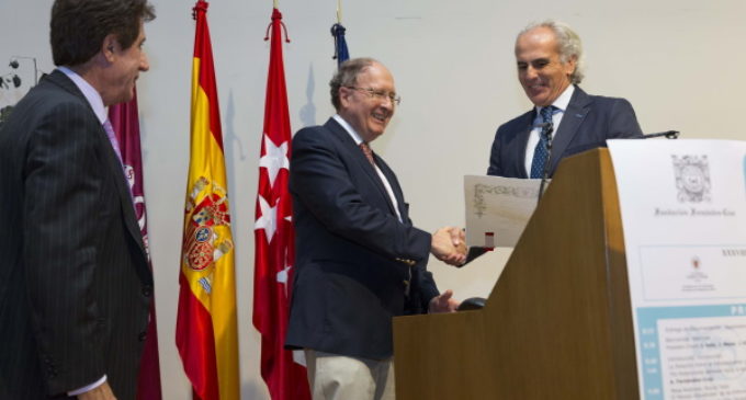 Ruiz Escudero, en la entrega del premio Fernández-Cruz al biólogo británico Gregory Winter