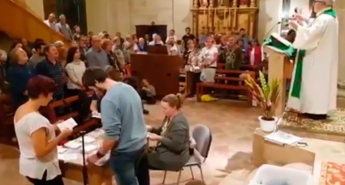 Un sacerdote escribe al párroco catalán que permitió contar votos en su parroquia