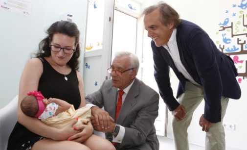 El consejero de Sanidad inaugura la primera Sala de Lactancia del Hospital de El Escorial