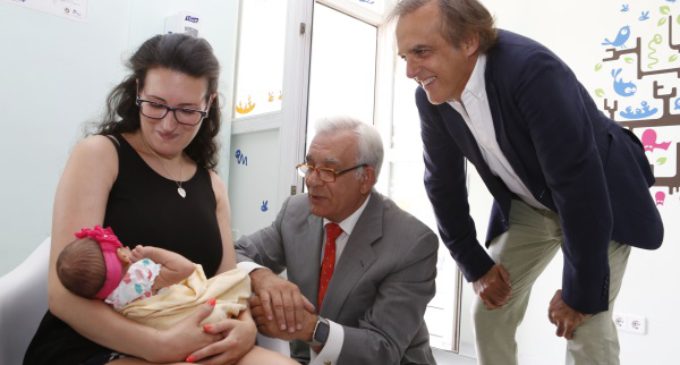 El consejero de Sanidad inaugura la primera Sala de Lactancia del Hospital de El Escorial