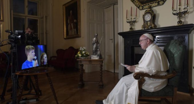 En el saludo de la noche, el Papa invita a los jóvenes a ‘hacer ruido y crear puentes’
