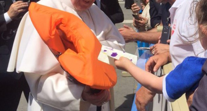 Francisco recibe el salvavidas de una niña siria que murió en el mar
