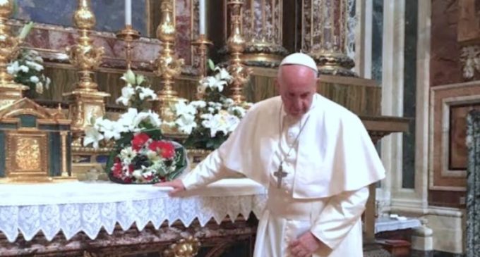El Santo Padre reza en Santa María la Mayor encomendando su viaje a Egipto