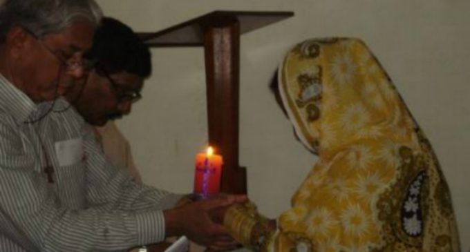 Se convierte del islam al cristianismo en Pakistán y tiene que huir junto a toda su familia