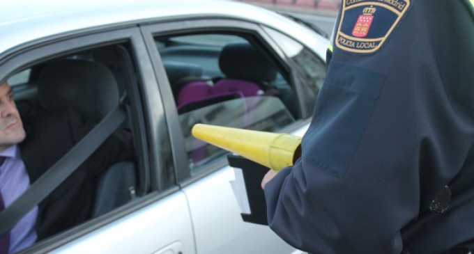 La Policía Local vela por la seguridad de adultos y niños en los vehículos
