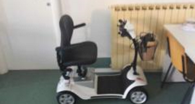El limosnero pontificio ha entregado de parte del Santo Padre una silla de ruedas eléctrica a un matrimonio con discapacidad