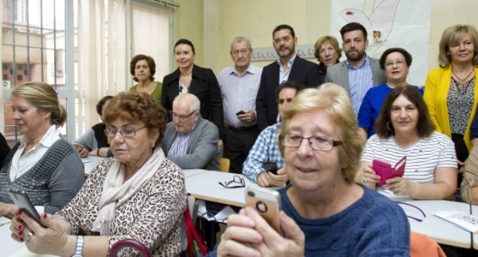 Mayores madrileños aprenden las utilidades de los teléfonos inteligentes para su vida diaria