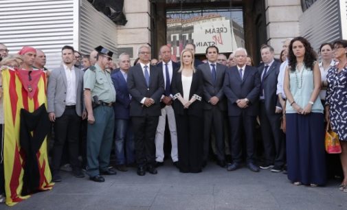 Cifuentes expresa la “solidaridad, apoyo, cariño y dolor” de los madrileños ante los “terribles y bárbaros” atentados de Barcelona y Cambrils