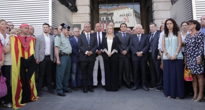 Cifuentes expresa la “solidaridad, apoyo, cariño y dolor” de los madrileños ante los “terribles y bárbaros” atentados de Barcelona y Cambrils