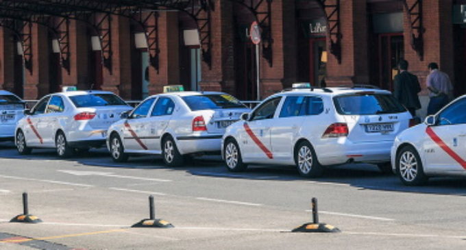 La Comunidad de Madrid prorroga la colaboración con taxis y VTC para garantizar las visitas domiciliarias de los sanitarios