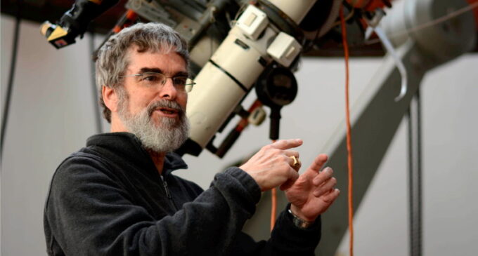 Guy Consolmagno: «Es una herejía leer la Biblia como un texto científico»