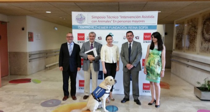La Comunidad implanta terapias con animales en residencias de mayores de la región