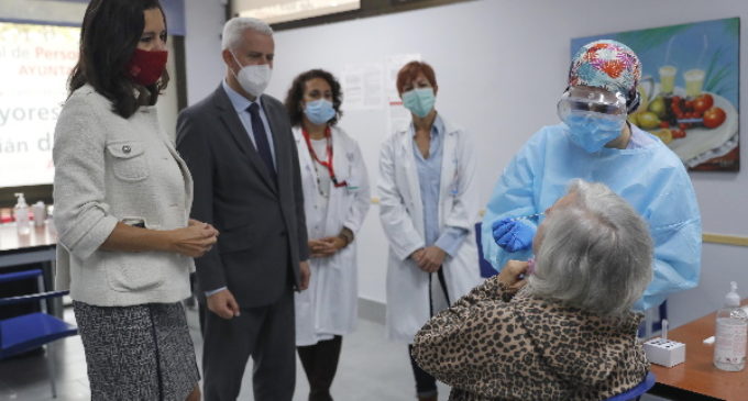 La Comunidad destaca la rapidez y la fiabilidad de los test de antígenos que se están realizando en 12 nuevas áreas sanitarias madrileñas