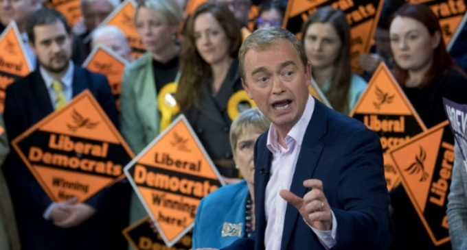 Tim Farron dimite porque «me ha parecido imposible» compatibilizar política y fe