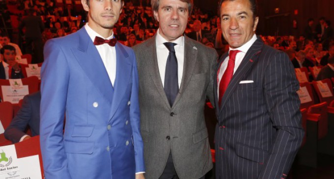 Garrido entrega a Castella el premio Triunfador de la temporada 2015