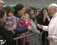El Papa llega a universidad ‘Roma Tre’ y es recibido con aplausos, ‘selfies’ y coros