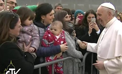 El Papa llega a universidad ‘Roma Tre’ y es recibido con aplausos, ‘selfies’ y coros