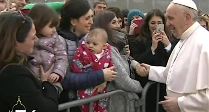 El Papa llega a universidad ‘Roma Tre’ y es recibido con aplausos, ‘selfies’ y coros