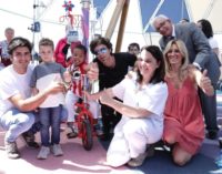 La Comunidad presenta un triciclo con portasueros para los niños que por motivos de salud ingresan en hospitales