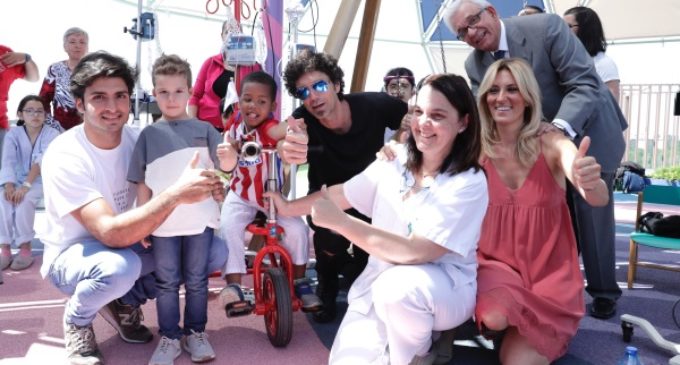 La Comunidad presenta un triciclo con portasueros para los niños que por motivos de salud ingresan en hospitales