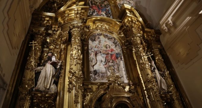 El retablo mayor de la iglesia del Monasterio de las Trinitarias de Madrid recupera su esplendor