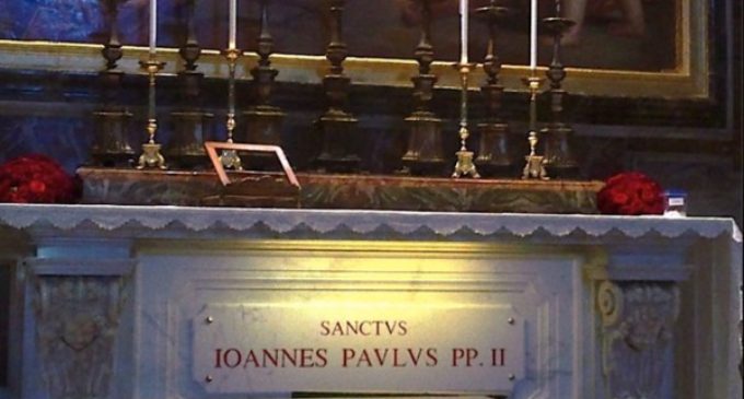 Francisco reza en la tumba de Juan Pablo II antes de su viaje a Polonia