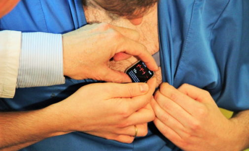 Un cardiólogo del Hospital Clínico San Carlos descubre cómo hacer electrocardiogramas completos con un smartwatch