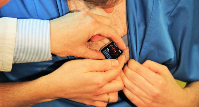 Un cardiólogo del Hospital Clínico San Carlos descubre cómo hacer electrocardiogramas completos con un smartwatch